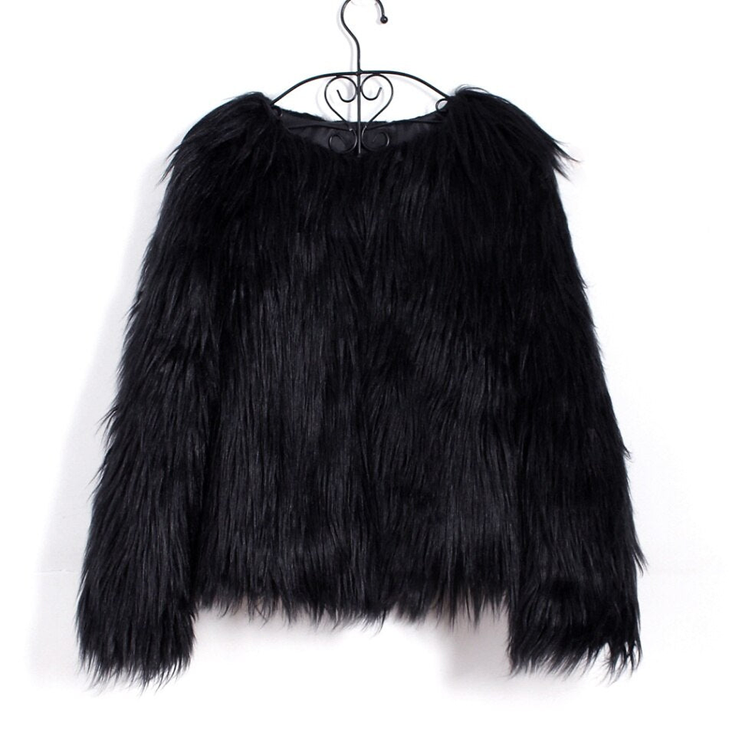 La veste noire sur son cintre, doublure de satin noir a l encolure, les meches longues retombant en bord frange