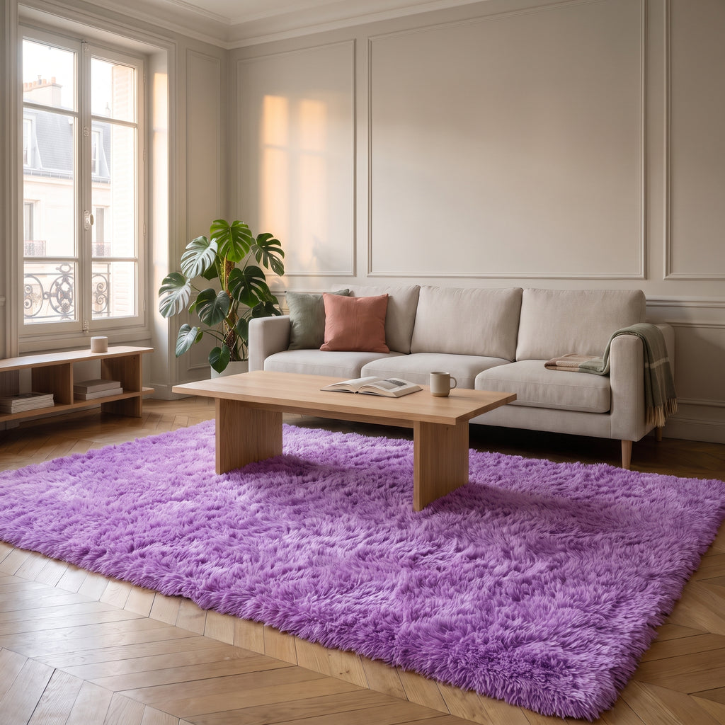 Tapis en fausse fourrure violet étendu dans un salon clair devant un canapé