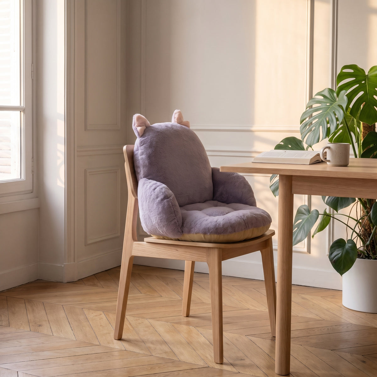 Coussin de chaise violet avec oreilles de lapin, installe sur une chaise en bois du coin repas