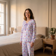 Pyjama de Noël femme violet pastel porté dans une chambre lumineuse