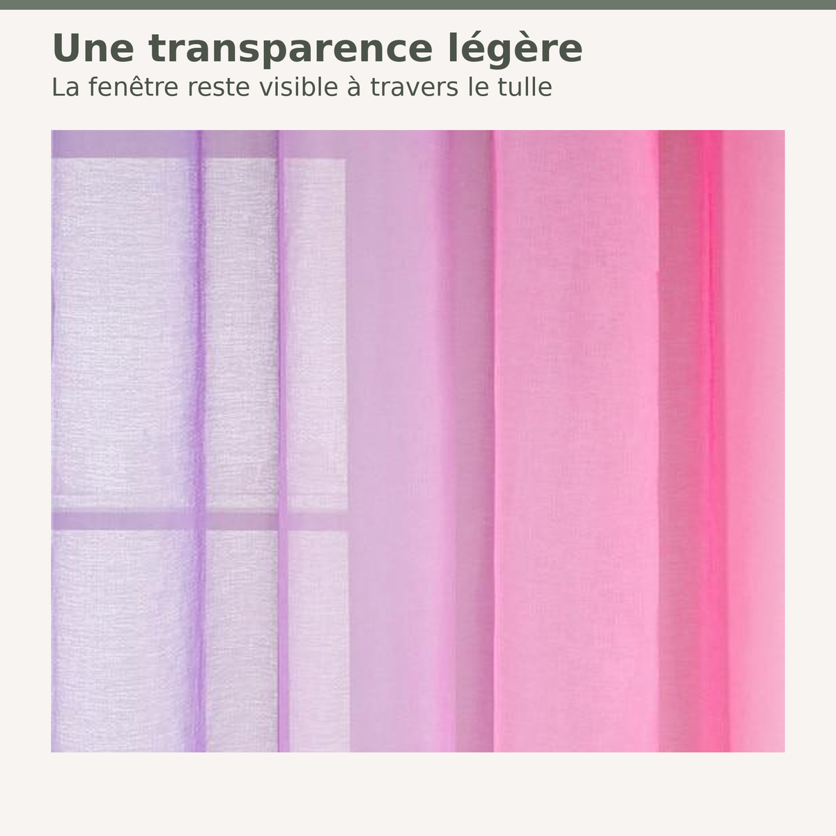 Fenêtre visible à travers le tulle violet et rose du rideau Image