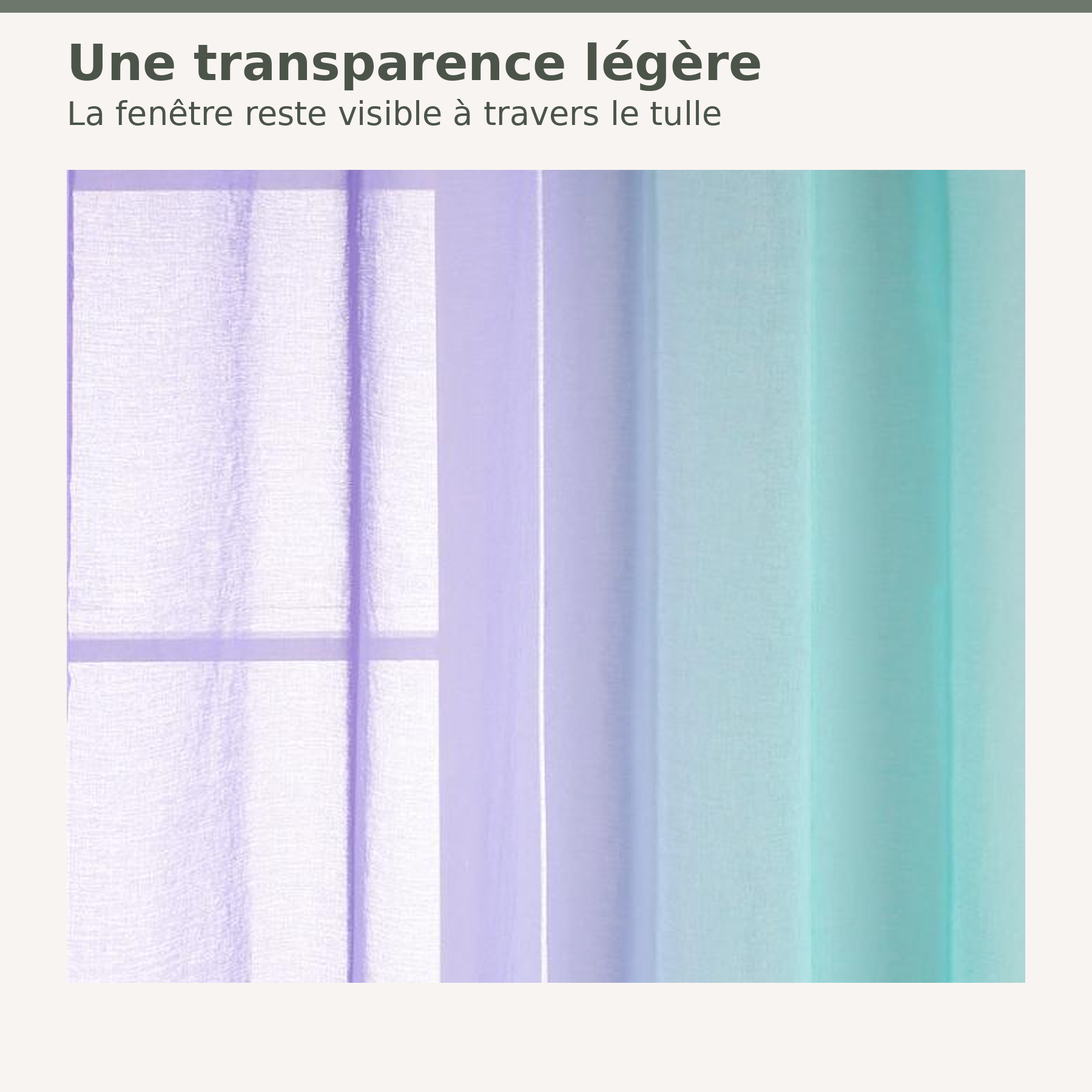 Fenêtre visible à travers le tulle violet et vert du rideau Image