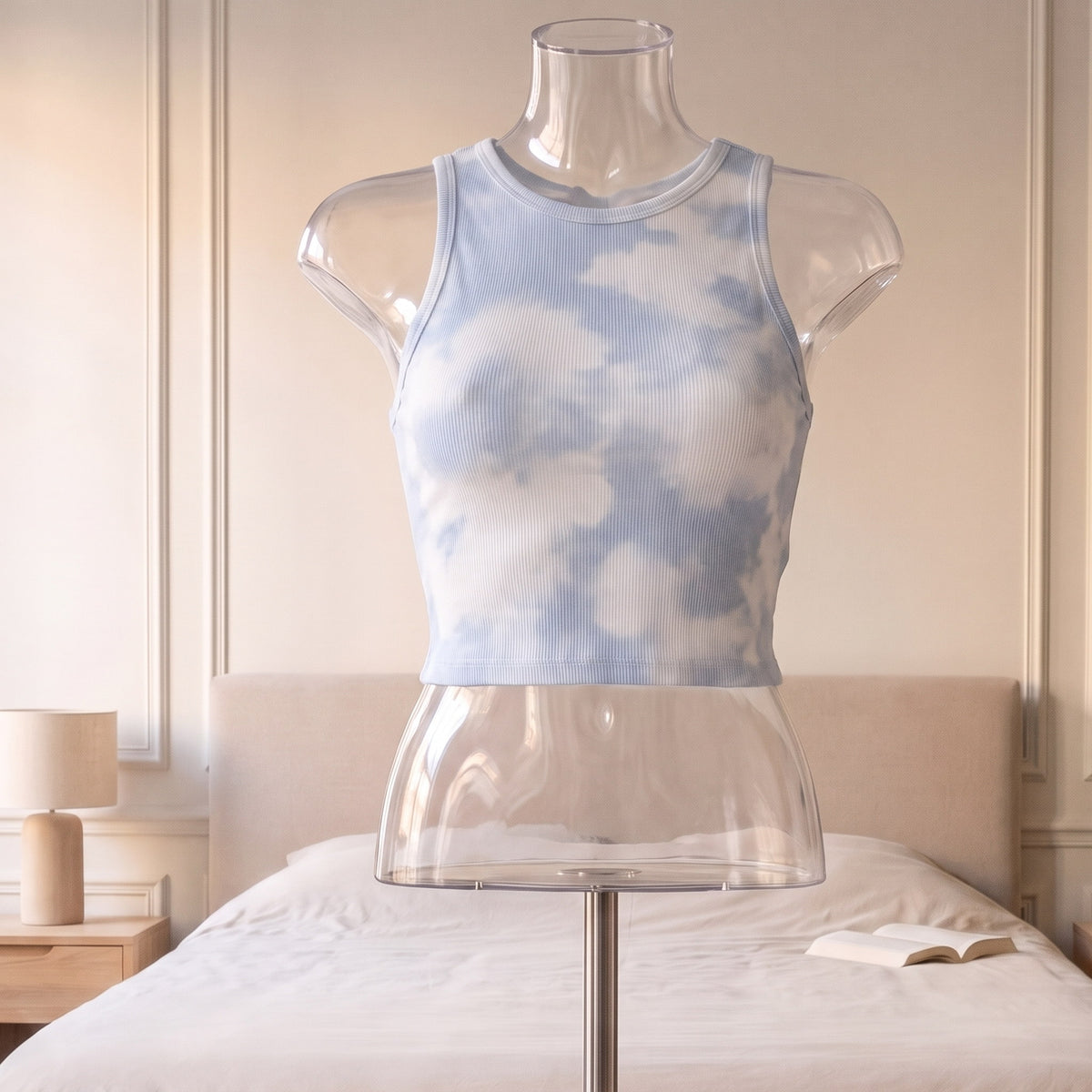 Débardeur crop top tie and dye femme, coloris violet, présenté sur un buste dans une chambre