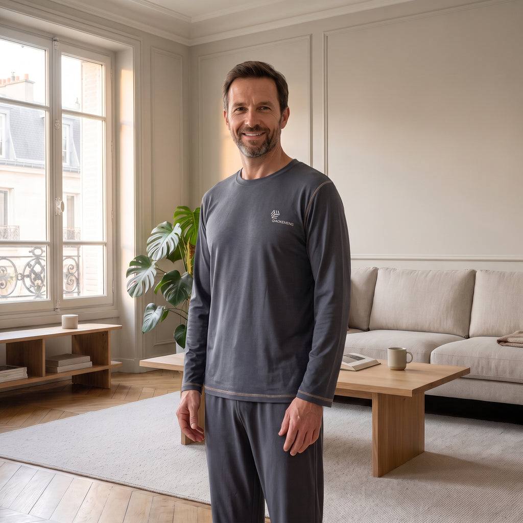 Homme portant l'ensemble d'intérieur gris, visage visible