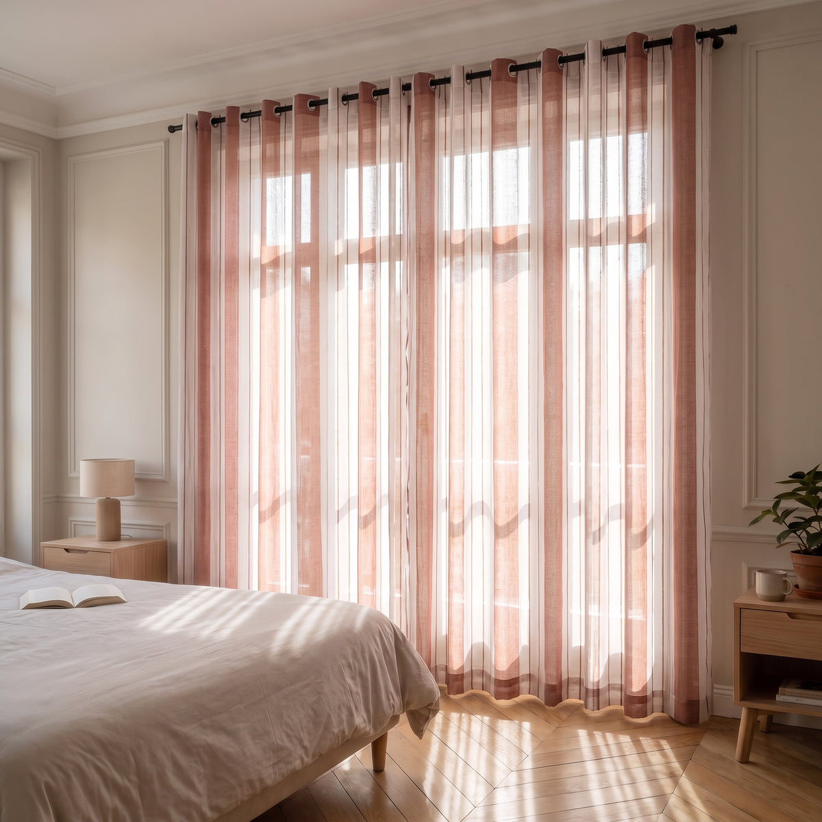 Voilage rayé brique et blanc tiré devant la fenêtre d'une chambre, lignes de lumière sur le parquet