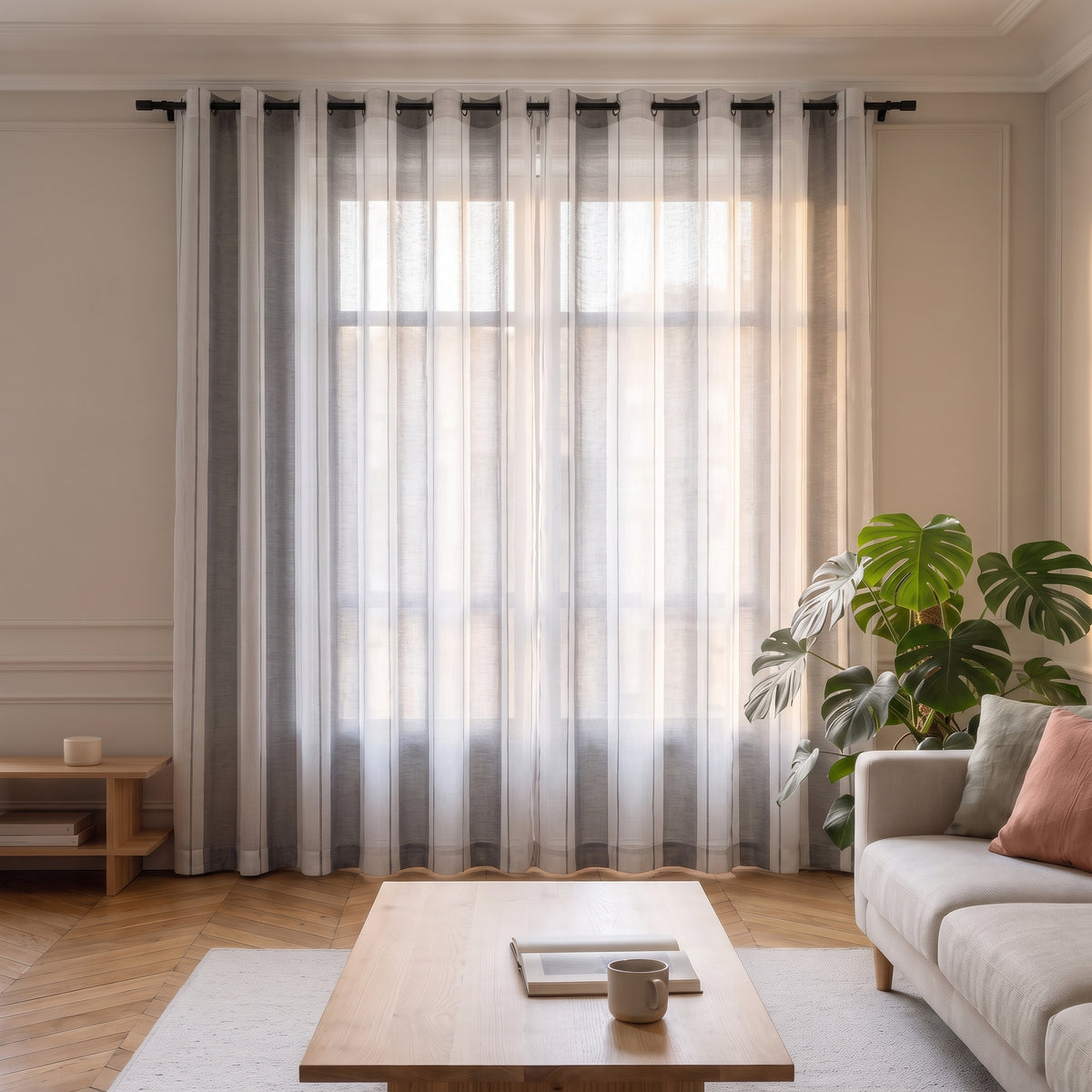 Voilage rayé gris à contre-jour sur toute la largeur d'une fenêtre de salon Image