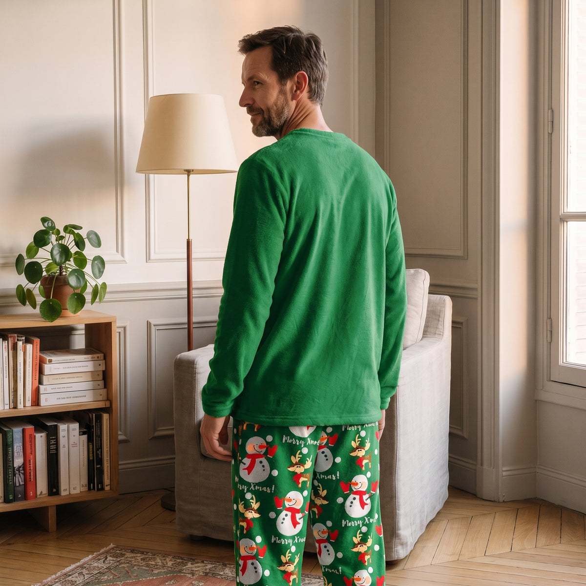 Pyjama de Noël homme vert vu de dos dans le coin lecture