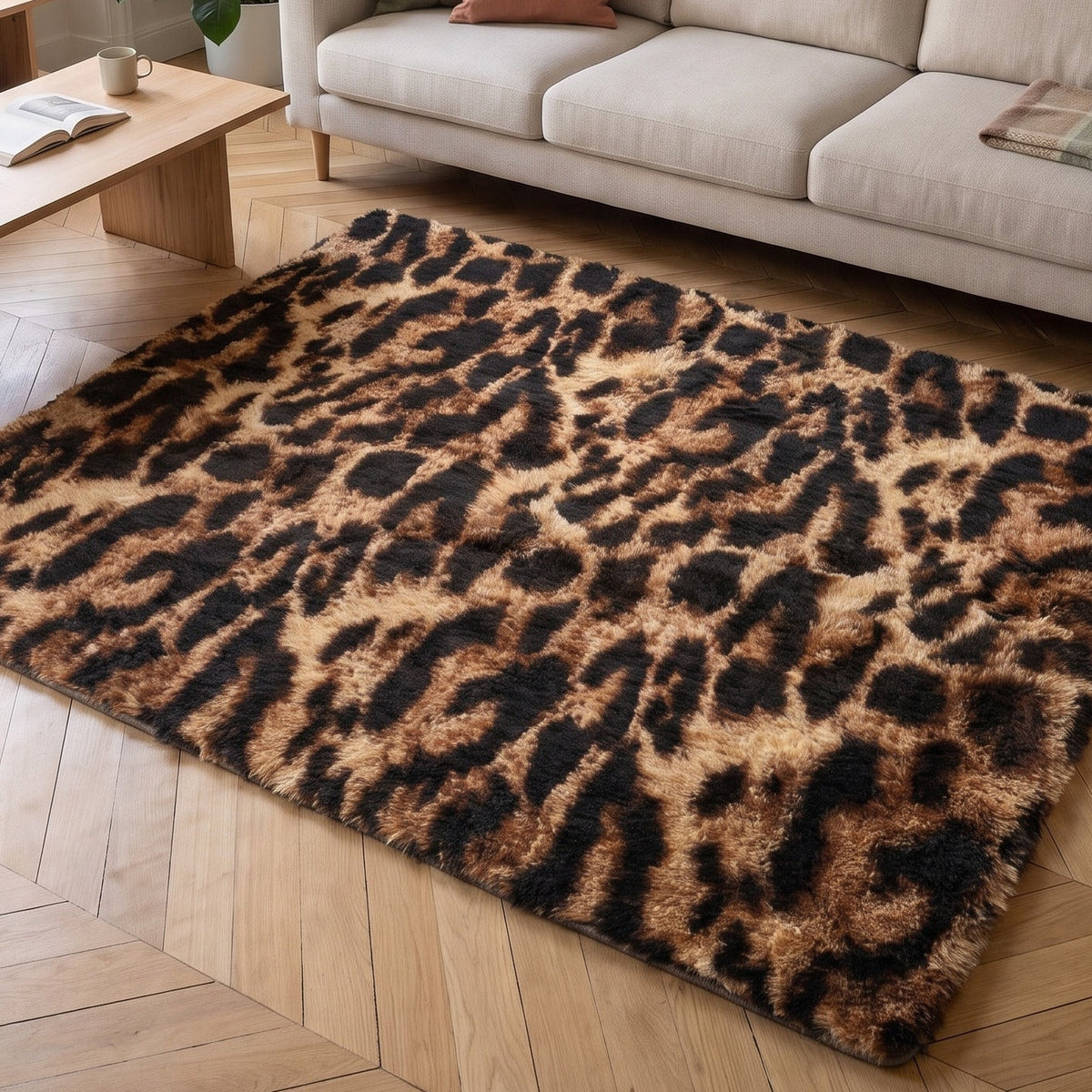 Vue rapprochee nette du motif du tapis leopard sable dans un salon clair
